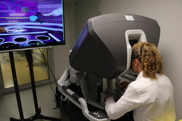 Przez najbliższy rok krakowska lecznica planuje wykonać od 100 do 200 operacji przy pomocy robota da Vinci /Józef Polewka /RMF FM