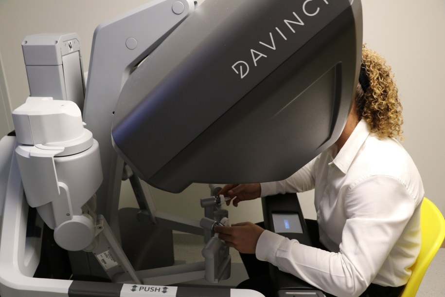 Przez najbliższy rok krakowska lecznica planuje wykonać od 100 do 200 operacji przy pomocy robota da Vinci /Józef Polewka /RMF FM