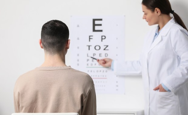 Przez odwarstwienie siatkówki można stracić wzrok. Okulista mówi, komu to grozi