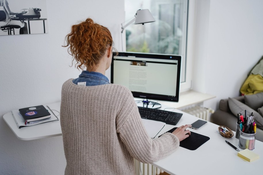 Przez pandemię wiele osób w Polsce pracuje zdalnie już od ponad roku /UWE ANSPACH /PAP/EPA