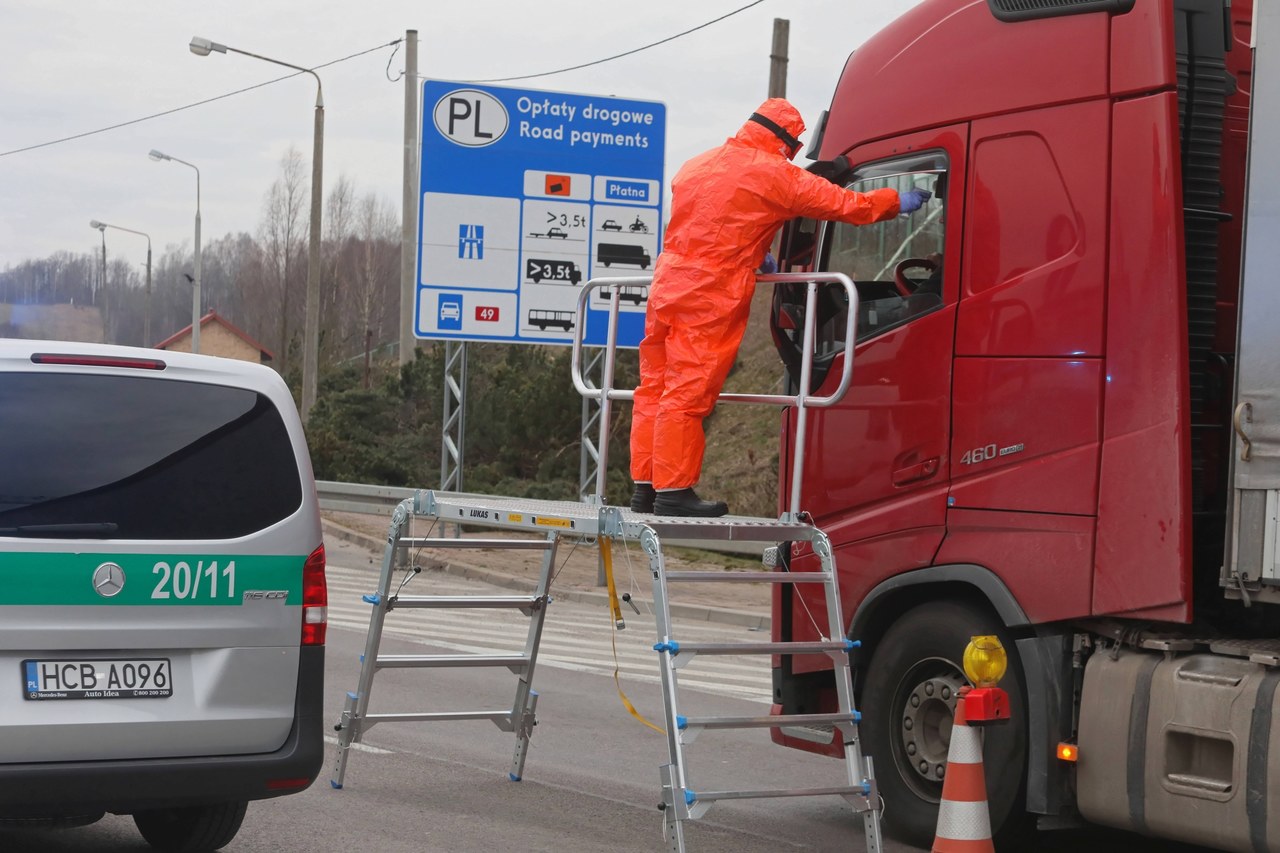 Przez Polskę przejadą konwoje aut z obywatelami krajów bałtyckich