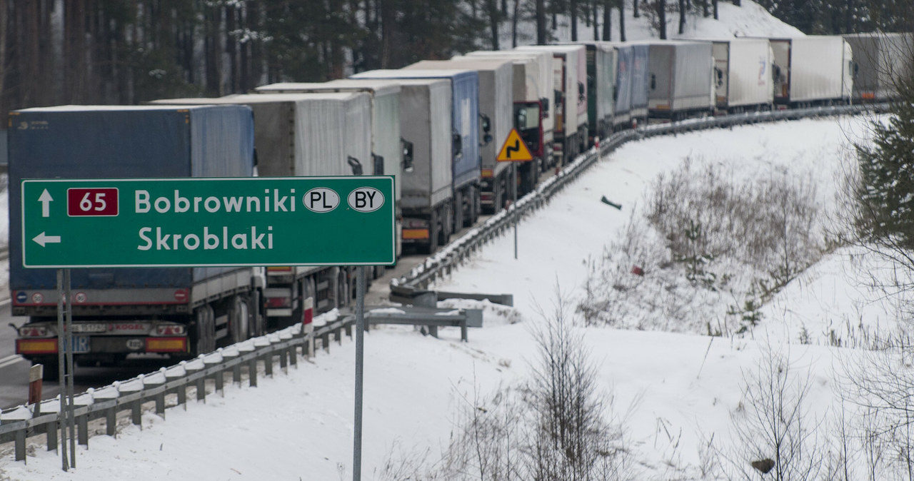 Przez polsko-białoruskie przejście w Bobrownikach bez żadnego problemu dalej wyjeżdżają ciężarówki z zachodnimi towarami wysłanymi m.in. do Rosji (zdjęcie ilustracyjne) /MICHAL KOSC/REPORTER /East News