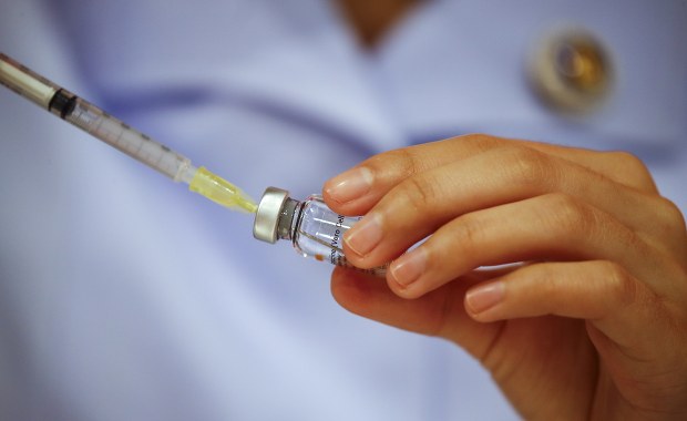 Przez pomyłkę dostał 6 dawek szczepionki. "W szpitalu potraktowano to z humorem"