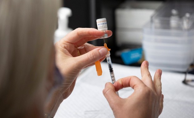 Przez pomyłkę dostała sześć dawek szczepionki, ale nie ma przepustki Covid