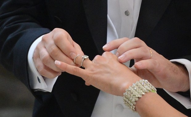 Przez pomyłkę urzędnika poślubił siostrę-bliźniaczkę narzeczonej