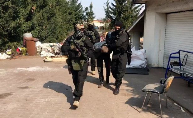 Przez prawie rok zmuszali 55-latka do niewolniczej pracy. Oprawcy trafili do aresztu