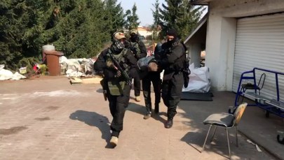 Przez prawie rok zmuszali 55-latka do niewolniczej pracy. Oprawcy trafili do aresztu