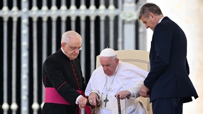 Przez problemy z kolanem Franciszek odwołuje lipcową podróż do Afryki