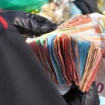 śmieciarka Przez przypadek wyrzucił 7000 euro. Dwa dni przeczesywali śmieci