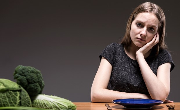 Przez restrykcyjną dietę popadają w depresję. Specjaliści alarmują! 