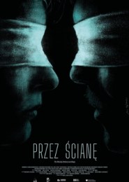 Przez ścianę