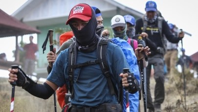 Przez trzęsienie ziemi zostali uwięzieni na szczycie wulkanu. Ratownicy sprowadzają ich w dół