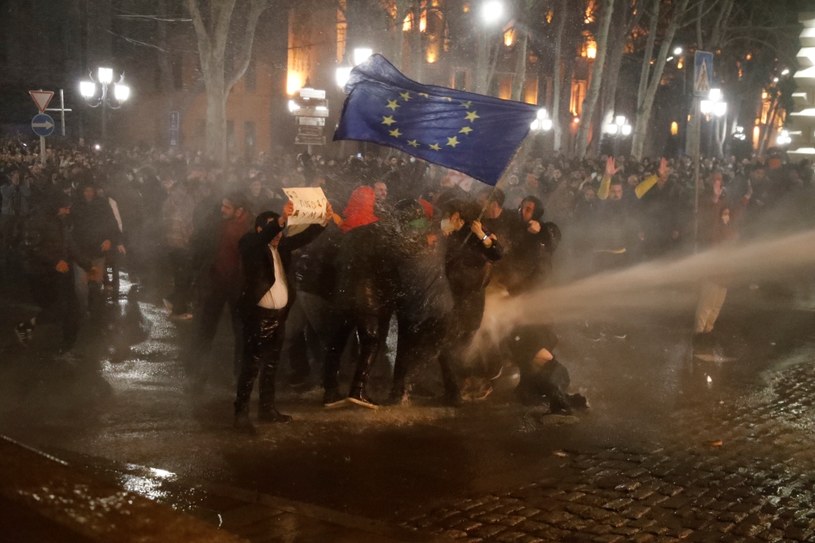 Przez trzy dni na ulicach Tbilisi dochodziło do starć demonstrujących z policją /EPA/ZURAB KURTSIKIDZE /PAP/EPA
