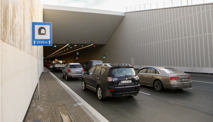 Przez tunel Południowej Obwodnicy Warszawy przejechało już ponad 67 tysięcy samochodów. /Tomasz Jastrzebowski/ /Reporter