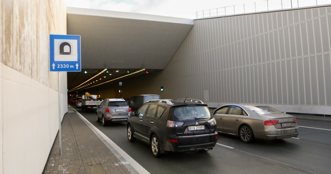 Przez tunel Południowej Obwodnicy Warszawy przejechało już ponad 67 tysięcy samochodów. /Tomasz Jastrzebowski/ /Reporter