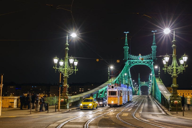 Przez upadek JAS Budapest Zr problemy ma firma oświetlająca stolicę Węgier /123RF/PICSEL