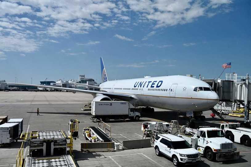 Przez wagę pasażerów United Airlines zostawiają puste miejsca w samolotach /AFP