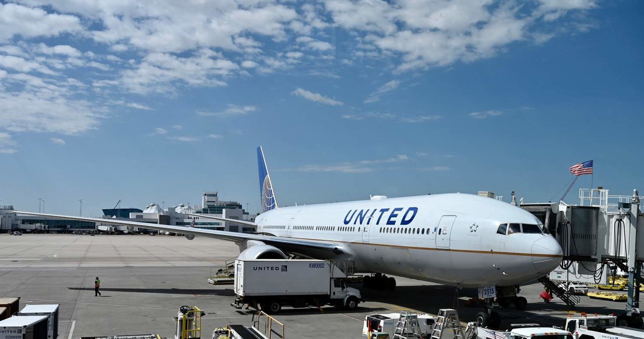 Przez wagę pasażerów United Airlines zostawiają puste miejsca w samolotach /AFP