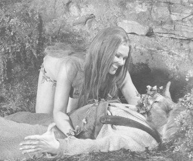 Przez większą część kariery Judi Dench związana była przede wszystkim ze sceną, pracując w National Theatre Company i Royal Shakespeare Company. Nie grywała zbyt wielu kreacji filmowych, nawet pomimo faktu, że już za jedną z pierwszych takich ról - w produkcji "Four in the Morning" z 1965 roku - otrzymała nagrodę BAFTA za najbardziej obiecujący debiut aktorski.

Widzowie znali więc ją przede wszystkim z ról teatralnych, a także za sprawą kręconego w latach 1981-1984 serialu telewizyjnego "A Fine Romance", w którym występowała ze swoim mężem Michaelem Williamsem (zmarł w 2001 roku na raka).