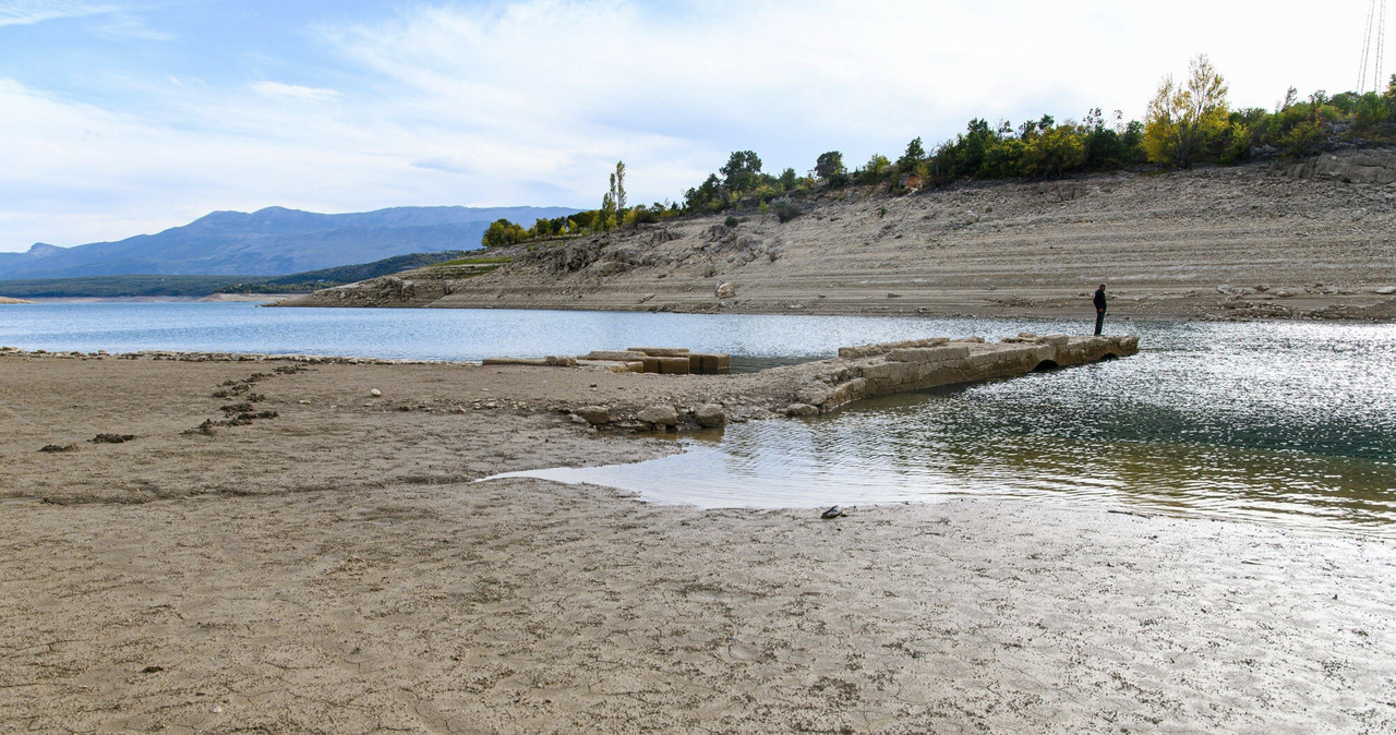 Przez większość powierzchni jeziora Peruća przejdziemy teraz suchą stopą /Dubravec / HM CROPIX/SIPA /East News
