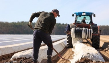 Przez wojnę w Iranie rosną ceny nawozów. UE obiecała pomoc rolnikom