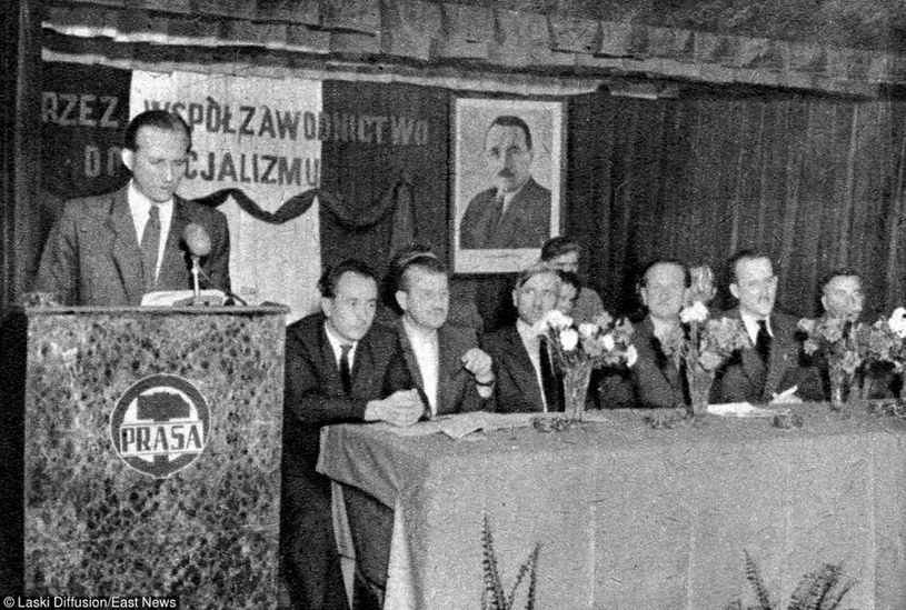 "Przez wspolzawodnictwo do socjalizmu". Warszawa, 1955. Masówka w zakładach RSW Prasa /Laski Diffusion /East News