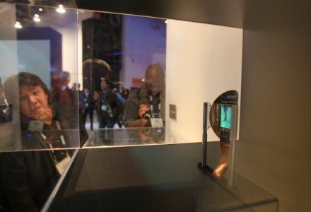 Przezroczysta, OLED-owa ściana stworzona przez Sony /AFP