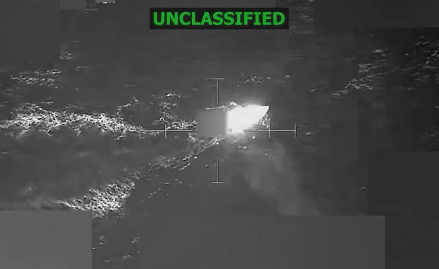 Przeżyli atak USA, powtórnie ich ostrzelano. Dowodzącego akcją nazwano "bohaterem"