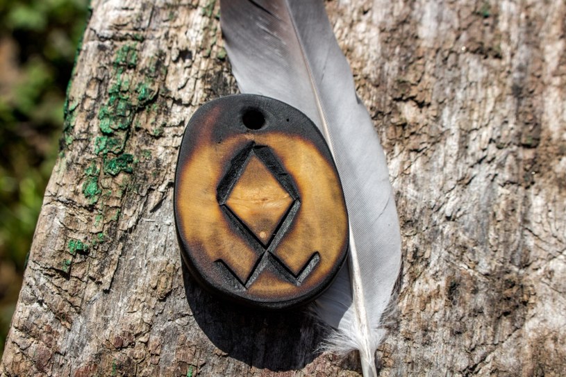 Przodkowie od wieków wykonywali z drewna amulety i runy /123RF/PICSEL