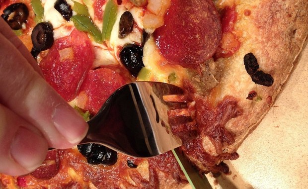 Przy dużym stole jemy mniej