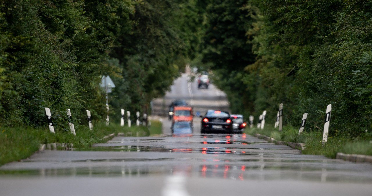 Przy jakiej temperaturze topi się asfalt? /AFP