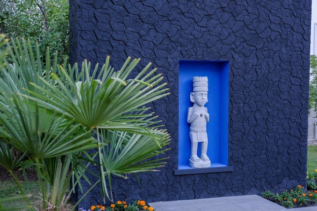 Przy jednej ze ścian instalacji stanął posąg przedstawiający meksykańskie bóstwo /Mateusz Marek /PAP