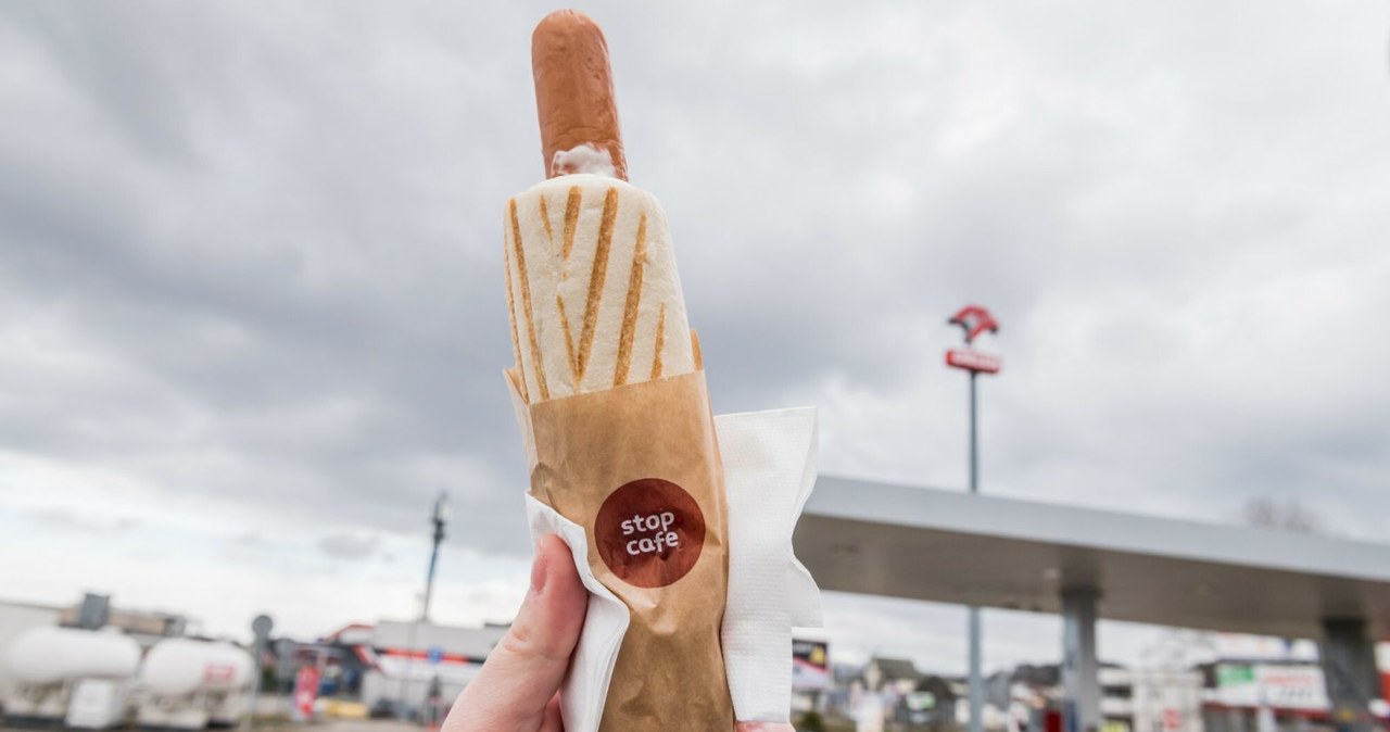 Przy kasie na stacji paliw najczęściej sięgamy po kawę, hot dogi i papierowsy /Marcin Bruniecki/ Reporter /Agencja SE/East News