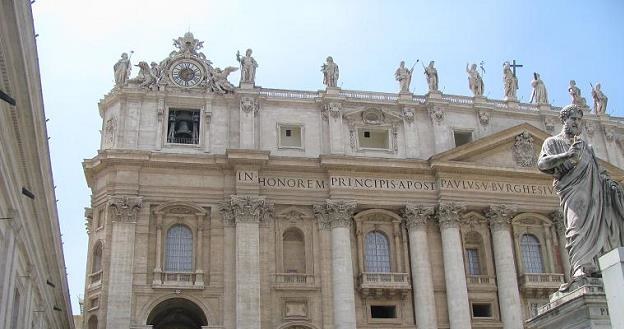 Przy kolumnadzie bazyliki Świętego Piotra działa ambulatorium dla bezdomnych /INTERIA.PL