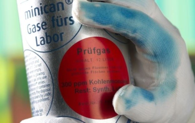 Przy kontakcie z toksynami te rękawiczki zmieniają kolor na niebieski /materiały prasowe