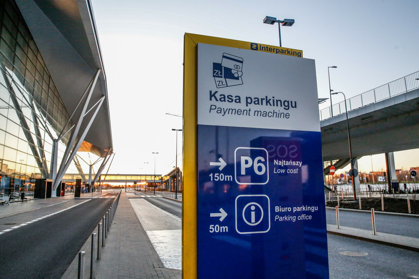 Przy lotnisku w Gdańsku są dwa parkingi długoterminowe - P6 i P7. Ale można parkować także nieco dalej od terminalu. /Karolina Misztal /East News