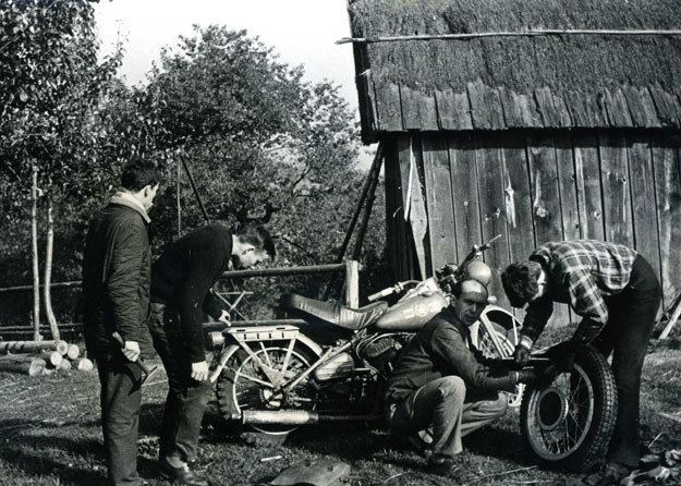 Przy motocyklu (kucnięty) Waldemar Nowakowski, były Powstaniec Warszawski, który w drugiej połowie lat 50 organizował drużyny harcerskie na Saskiej Kępie (archiwum Wojciecha Echilczuka) /INTERIA.PL