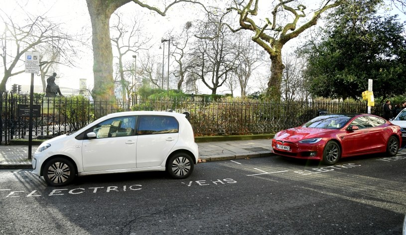 Przy niskich prędkościach auta elektryczne będą emitować dźwięki /Getty Images