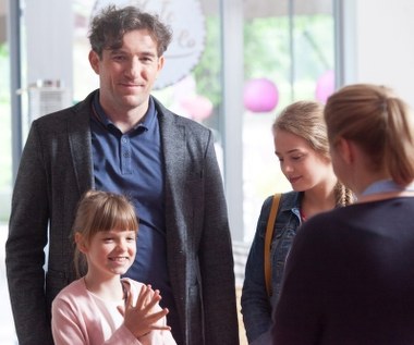 Przy okazji organizowania przyjęcia urodzinowego dla dziesięciolatki, Anka (Magdalena Stużyńska-Brauer) poznaje jej ojca, Leszka (Przemysław Sadowski). Pomaga mu zapanować nad dziećmi i ogarnąć sytuację. 