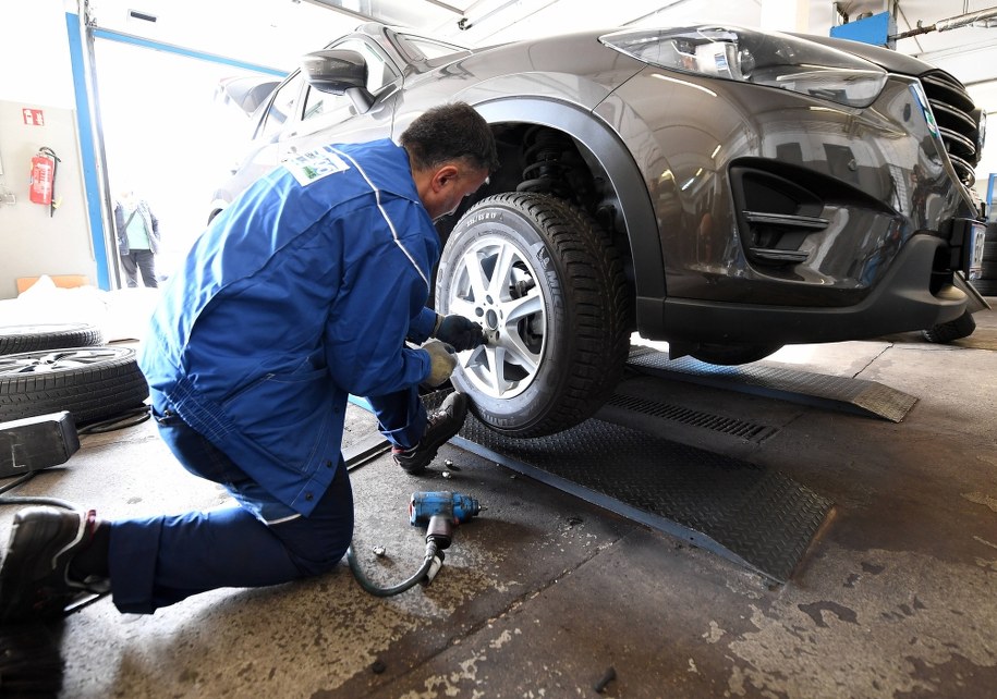 Przy okazji wymiany opon dobrze jest skontrolować hamulce oraz poziomy płynów /HELMUT FOHRINGER (PAP/APA) /PAP