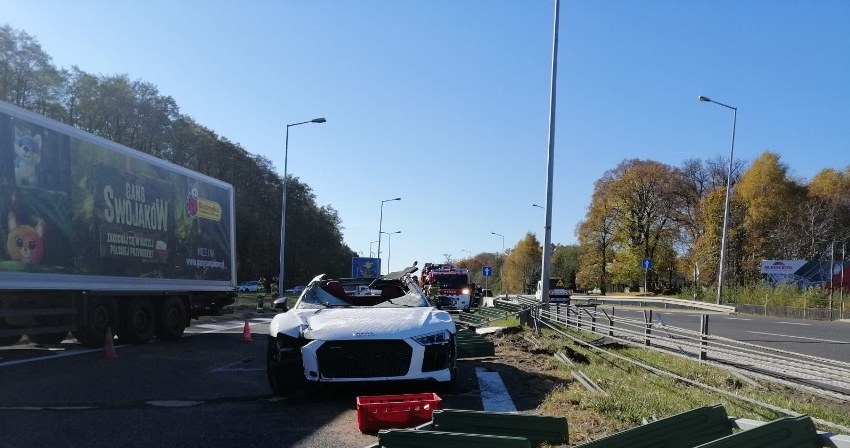 Przy okazji wypadku z udziałem Audi R8, doszło do kolejnej kolizji. /Policja