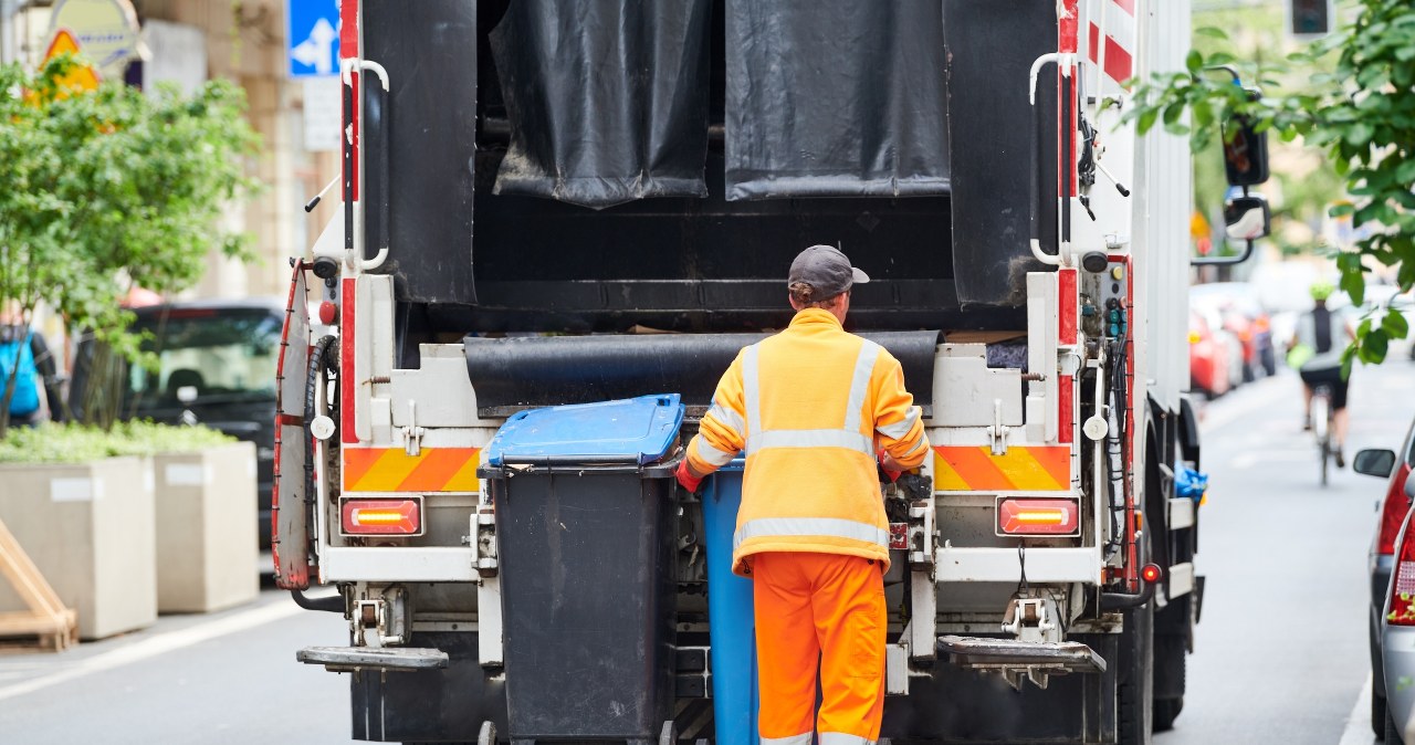 Przy pełnym etacie, który w Norwegii wynosi ok. 160 godzin miesięcznie, praca pomocnika śmieciarza daje zarobek rzędu 15-16 tys. zł brutto miesięcznie. /123RF/PICSEL
