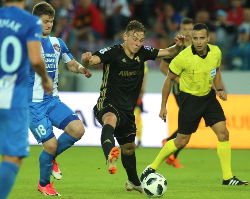   Ball, midfielder Górnik Zabrze Szymon Żurkowski / Andrzej Grygiel / PAP 