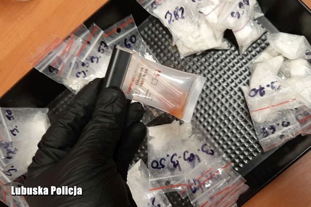 Przy poszukiwanym policja zabezpieczyła narkotyki przygotowane do sprzedaży /Policja