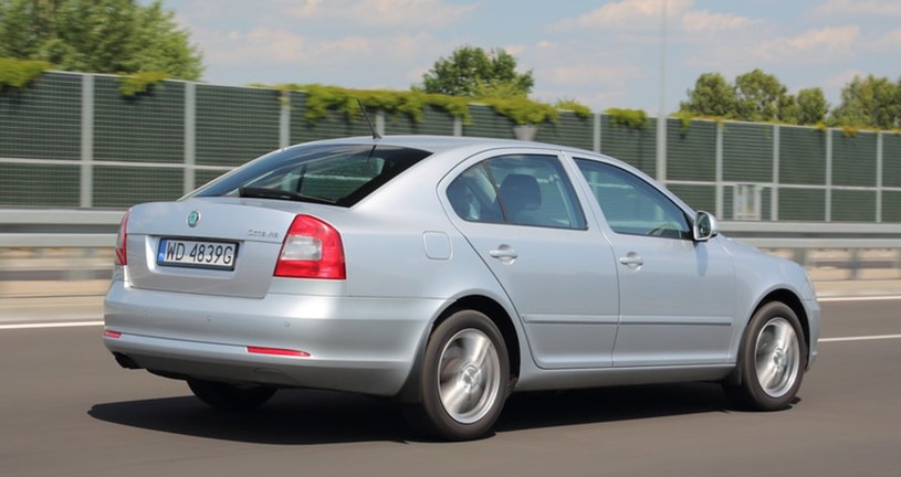 Przy prędkości autostradowej (140 km/h) Octavią podróżuje się bardzo komfortowo, także dzięki sześciu biegom. /Motor