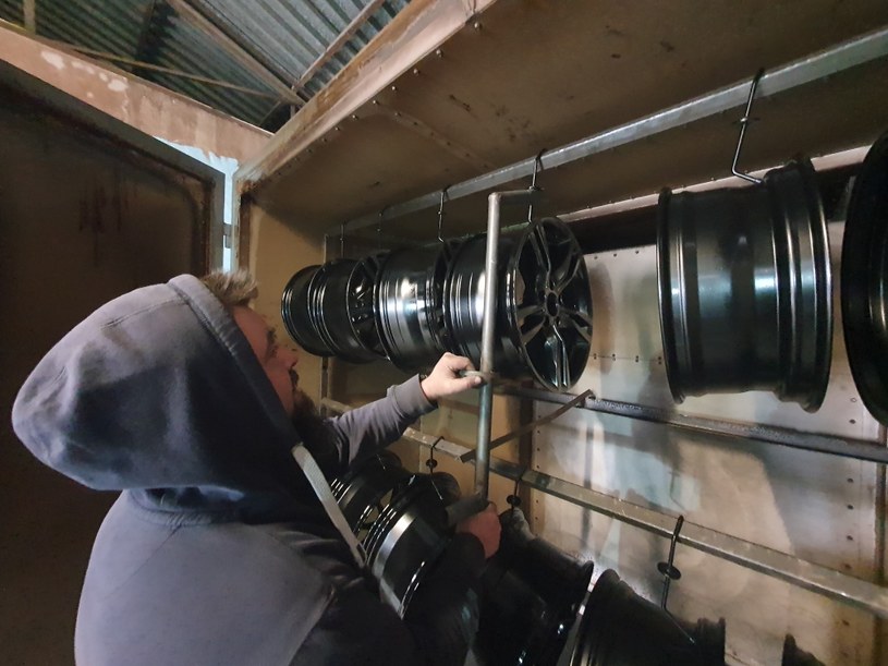 Przy profesjonalnym procesie renowacji felg samochodowych obręcze aż 4 razy muszą trafić do pieca rozgrzanego do 200 °C /Karol Biela /INTERIA.PL