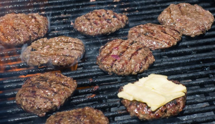 Przy przyrządzaniu burgerów istotne jest dobrej jakości mięso /AFP