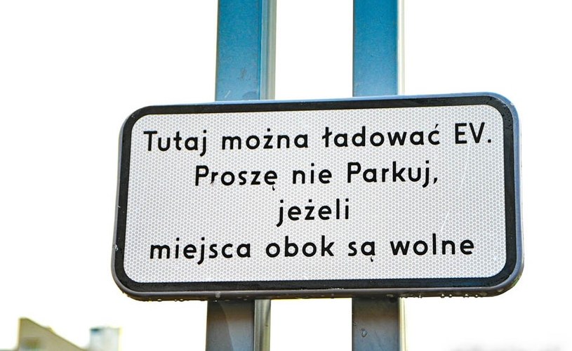 Przy punktach ładowania umieszczone znajdować się będą stosowne tabliczki dla kierowców aut spalinowych. /gdynia.pl  /