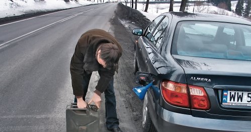 Przy ruchu prawostronnym z powodu wlewu paliwa z lewej strony przy tankowaniu z kanistra stoi się na jezdni. /Motor