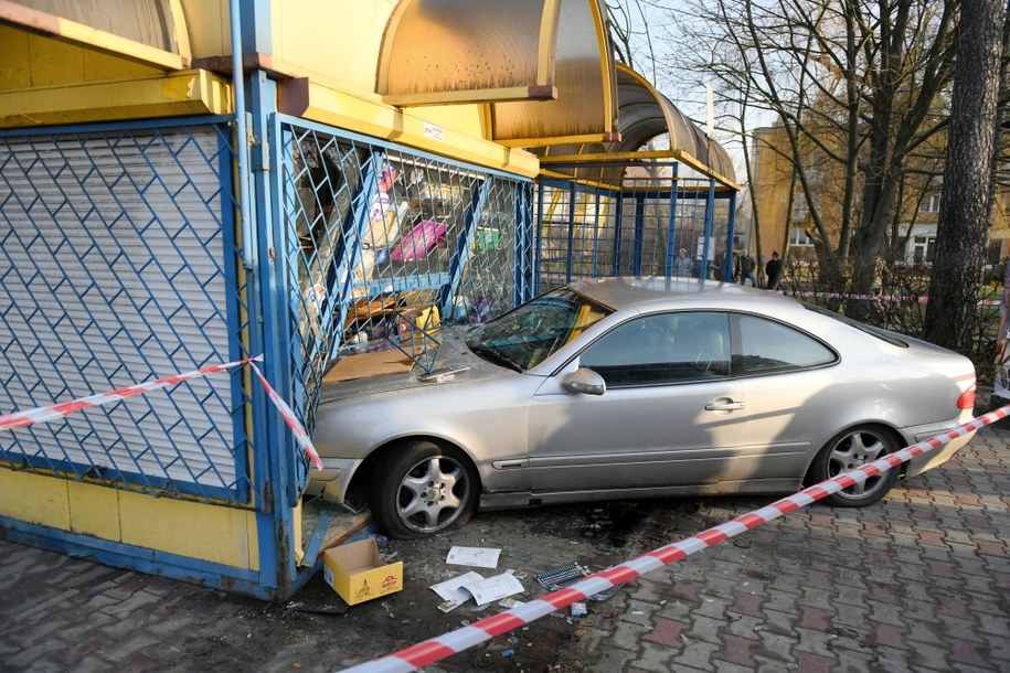 Przy ul. Energetyków w Stalowej Woli auto osobowe wjechało w kiosk przy przystanku autobusowym /Darek Delmanowicz /PAP